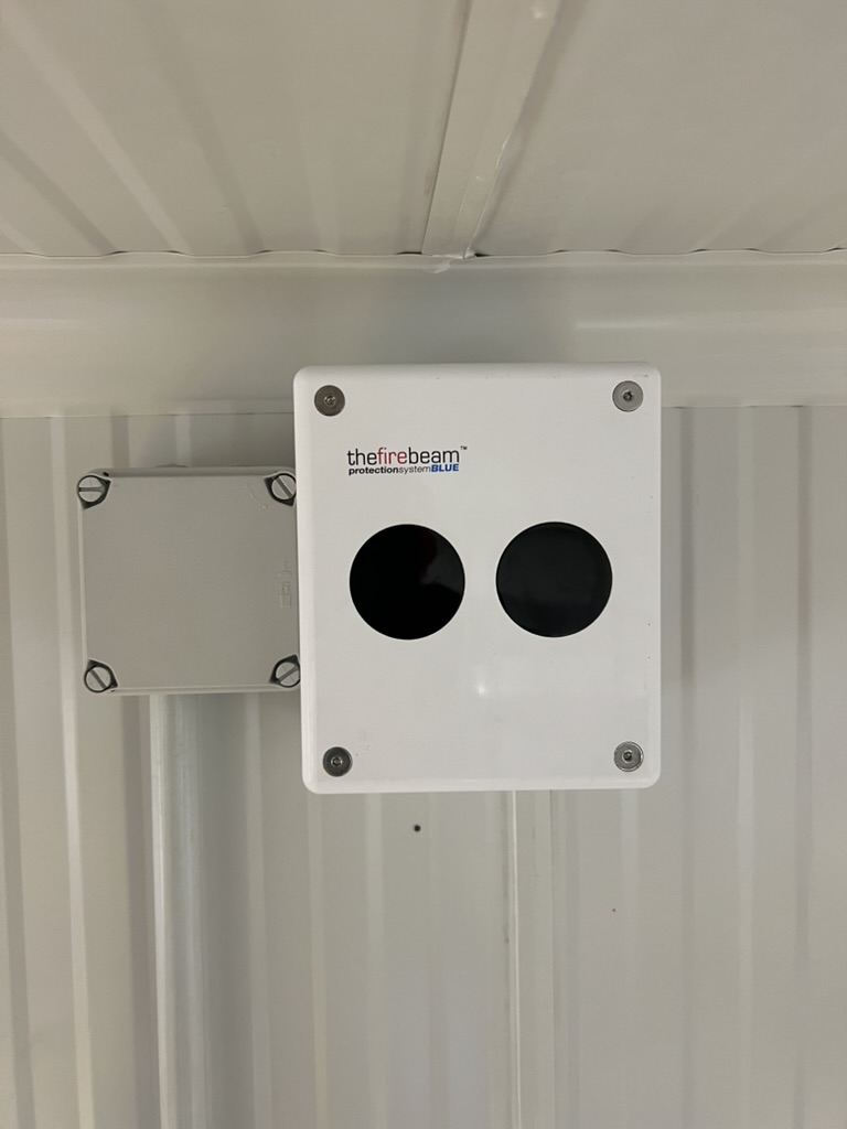 Instalación de barrera de detección de incendios en garaje