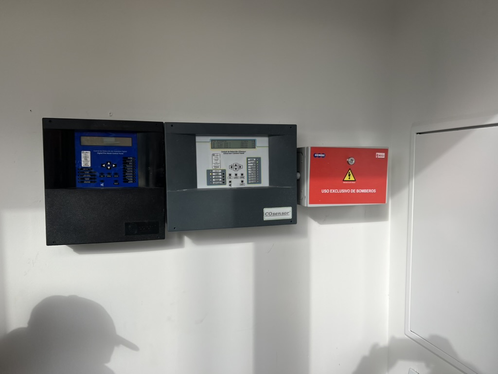 Técnico programando central de incendios